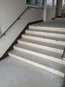 これは、階段の床を．．．